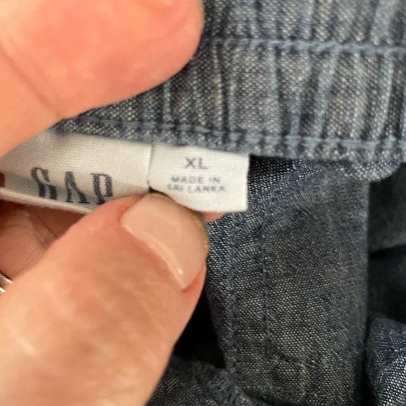 3 Pair Linen Shorts! 2 GAP, 1 Old Navy- black, chambray, olive - Picture 8 of 12